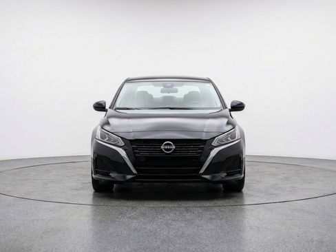 Used 2025 Nissan Altima 2.5 SV FWD image 2