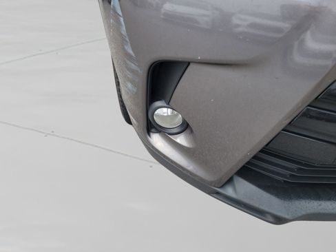 Used 2018 Toyota Highlander SE image 12