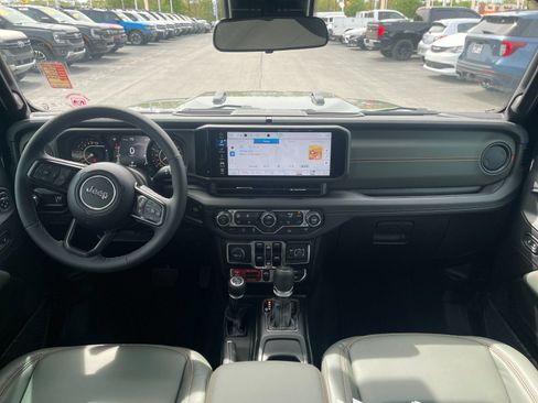 Used 2025 Jeep Gladiator Mojave w/ Convenience Group AWD/4WD image 15