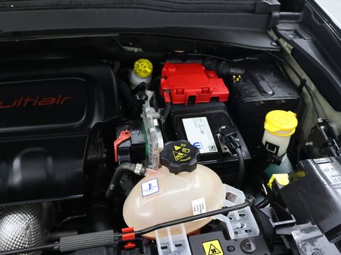 Used 2019 Jeep Renegade Latitude AWD/4WD image 17