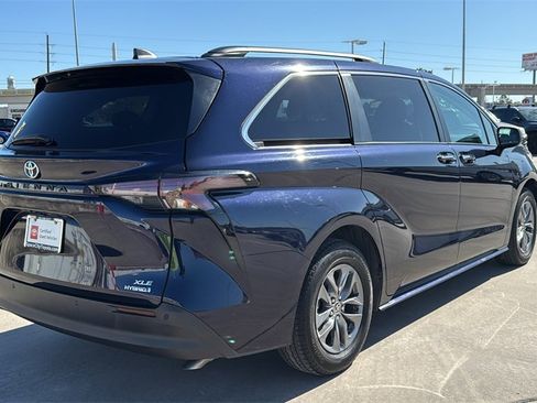 Used 2023 Toyota Sienna XLE image 7