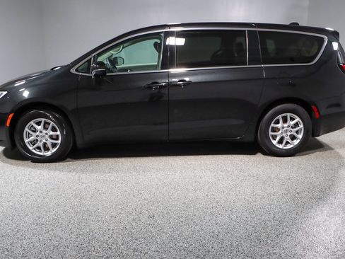 Used 2023 Chrysler Pacifica Touring-L FWD image 10