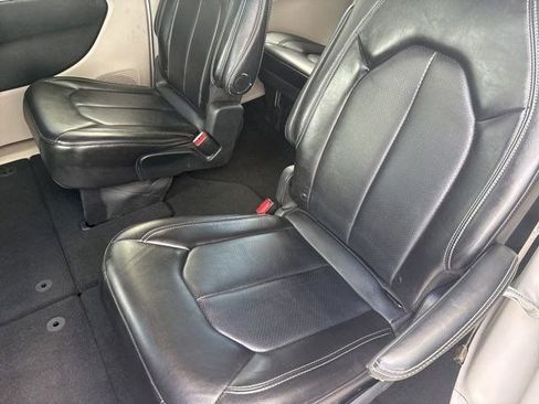 Used 2024 Chrysler Pacifica Touring-L FWD image 29