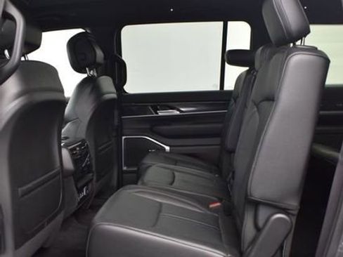 Used 2023 Jeep Wagoneer L 4WD w/ Premium Group I image 8