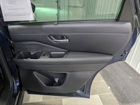 Used 2025 Nissan Pathfinder SL AWD/4WD image 25