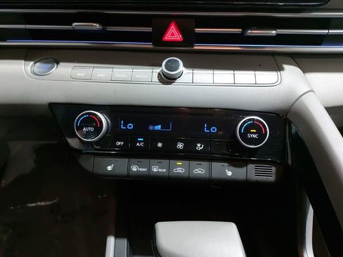 Certified 2025 Hyundai Elantra SEL FWD image 25