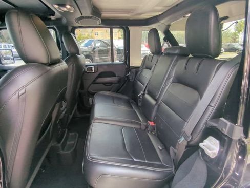 Used 2022 Jeep Wrangler Unlimited Sahara w/ Cold Weather Group AWD/4WD image 15
