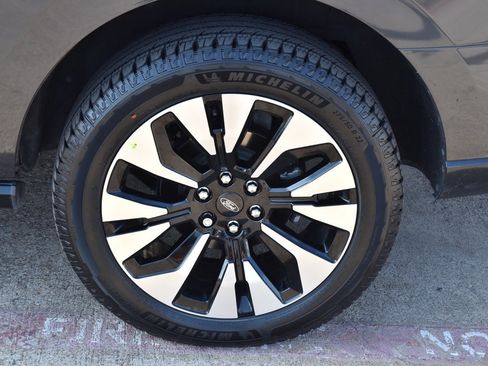 Used 2023 Ford Expedition Limited image 10