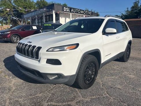 Used 2018 Jeep Cherokee Latitude Plus w/ Comfort/Convenience Group image 3