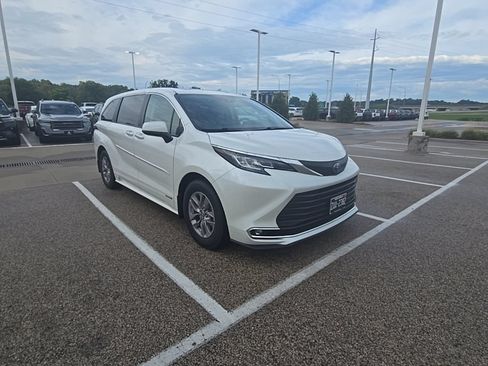Used 2021 Toyota Sienna XLE AWD/4WD image 2