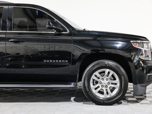 Used 2019 Chevrolet Suburban LT image 3
