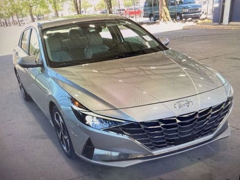 Used 2022 Hyundai Elantra Limited FWD image 4