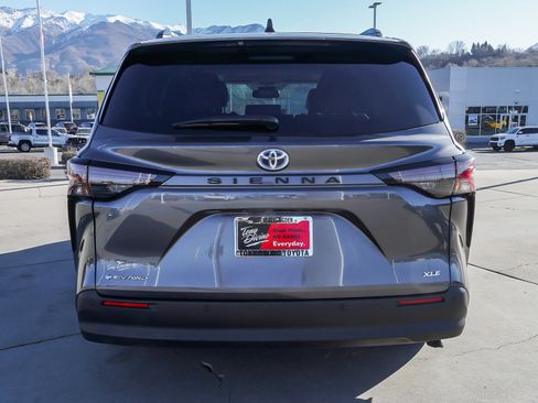 Used 2025 Toyota Sienna XLE image 7