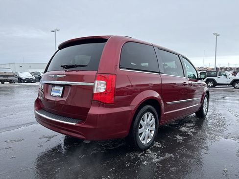 Used 2016 Chrysler Town & Country Touring image 7