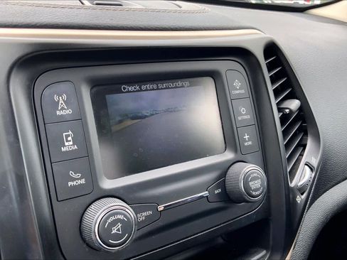 Used 2016 Jeep Cherokee Sport FWD image 26