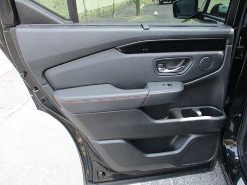 Used 2025 Honda Pilot TrailSport image 15