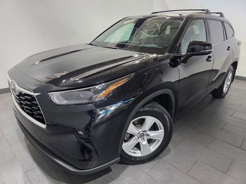 Used 2023 Toyota Highlander LE AWD/4WD image 1
