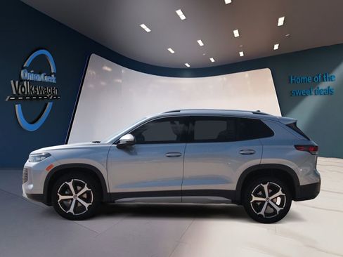 Certified 2025 Volkswagen Tiguan SE FWD image 7