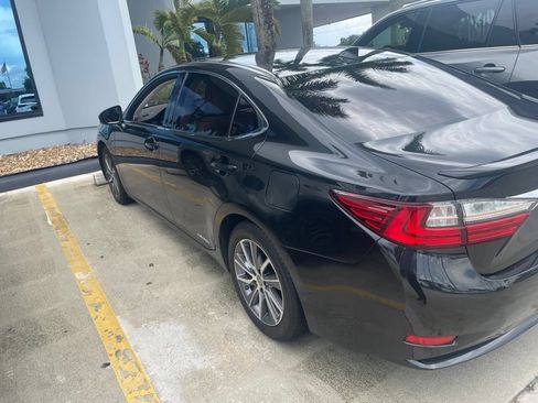 Used 2017 Lexus ES 300h w/ Luxury Package FWD image 4