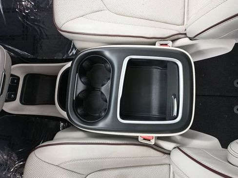 Used 2020 Chrysler Pacifica Limited FWD image 36