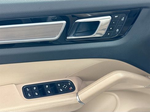 Certified 2023 Porsche Cayenne Platinum Edition image 31
