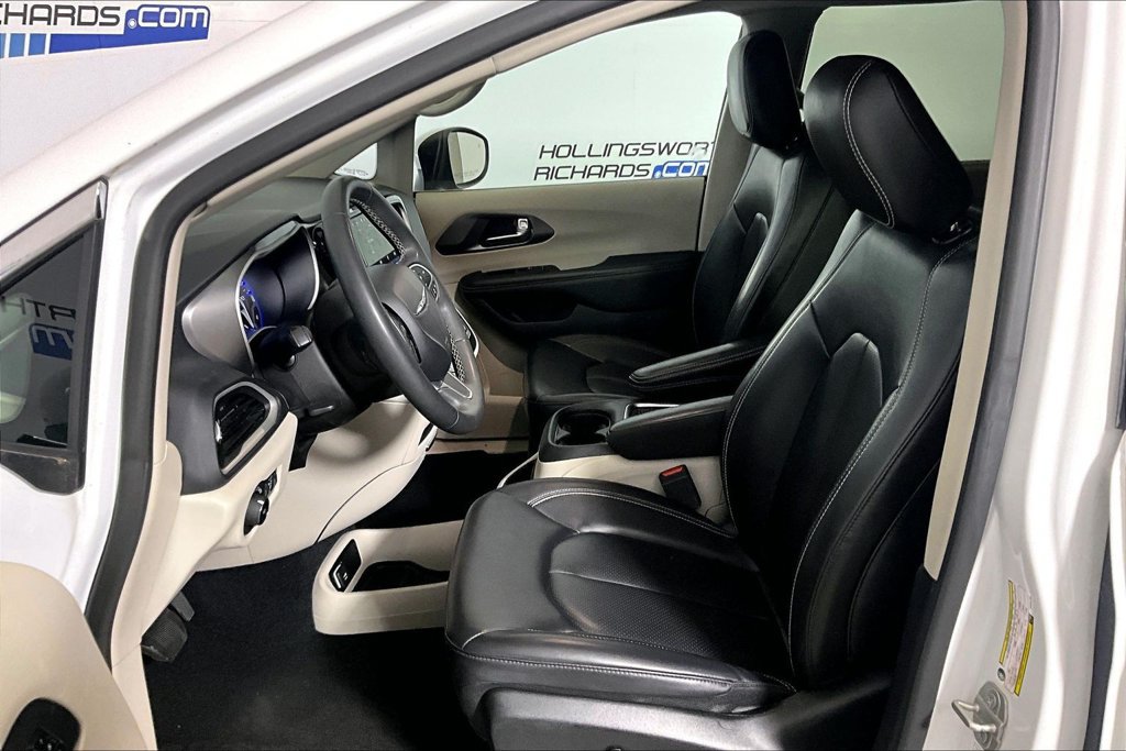 Used 2023 Chrysler Pacifica Touring-L FWD image 20