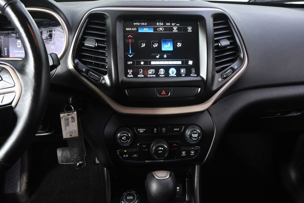 Used 2017 Jeep Cherokee Latitude w/ Cold Weather Group AWD/4WD image 27