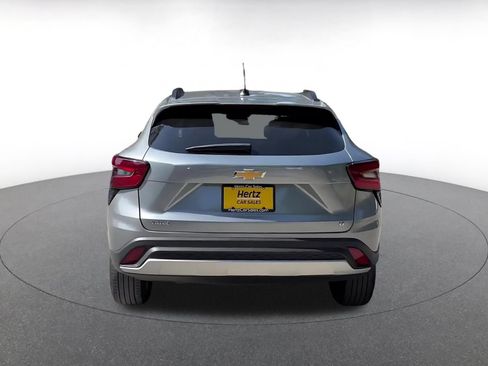 Used 2025 Chevrolet Trax LT w/ LT Convenience Package FWD image 12