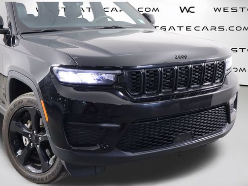 Used 2025 Jeep Grand Cherokee Altitude RWD image 49