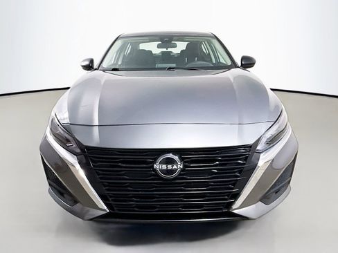 Used 2025 Nissan Altima 2.5 SV FWD image 2