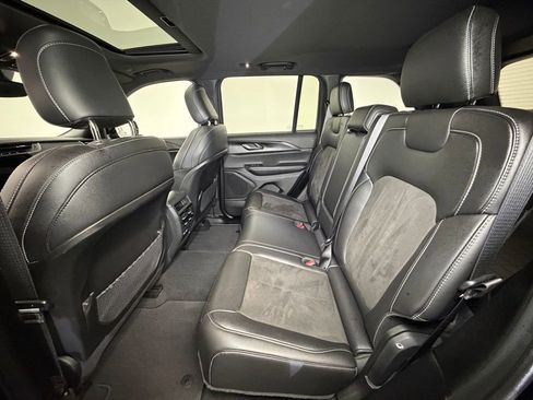 Used 2023 Jeep Grand Cherokee Altitude image 5