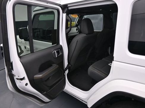 Used 2025 Jeep Wrangler Unlimited Sahara AWD/4WD image 26