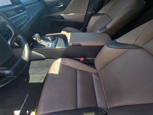 Used 2025 Lexus ES 300h w/ Premium Package FWD image 6