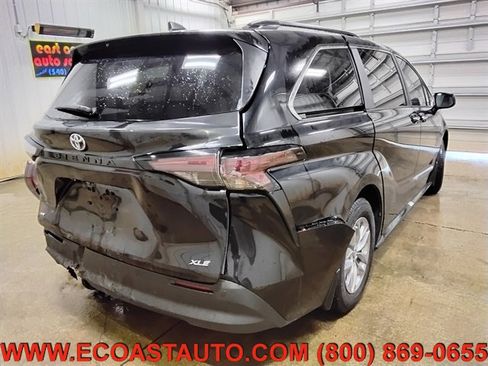 Used 2025 Toyota Sienna XLE FWD image 6