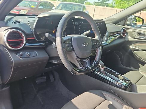 Used 2024 Chevrolet Trax RS w/ Sunroof Package FWD image 20