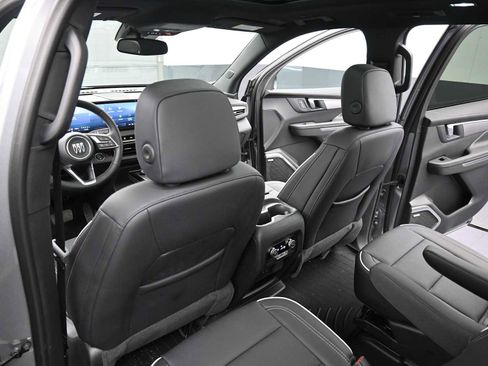 Used 2025 Buick Enclave Preferred w/ Power Package image 22