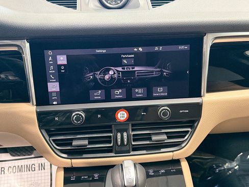 Used 2025 Porsche Macan image 28