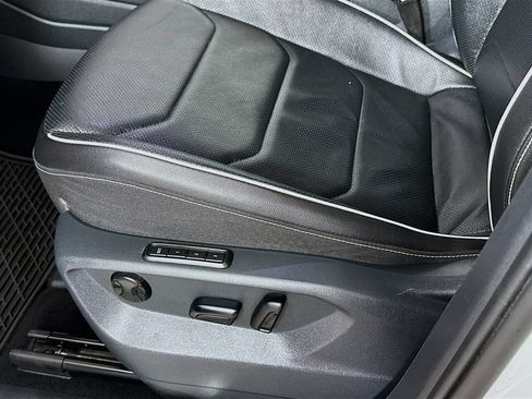 Used 2022 Volkswagen Tiguan SEL R-Line AWD/4WD image 9