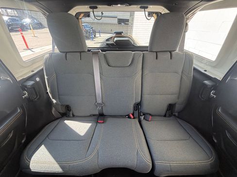 Used 2025 Jeep Wrangler Sahara image 38