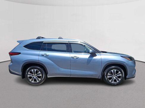 Used 2021 Toyota Highlander XLE AWD/4WD image 12