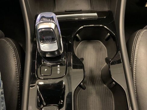 Used 2025 Volvo XC40 B5 Plus image 8