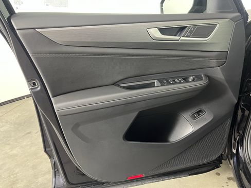 Certified 2025 Volkswagen Atlas Cross Sport SE image 17