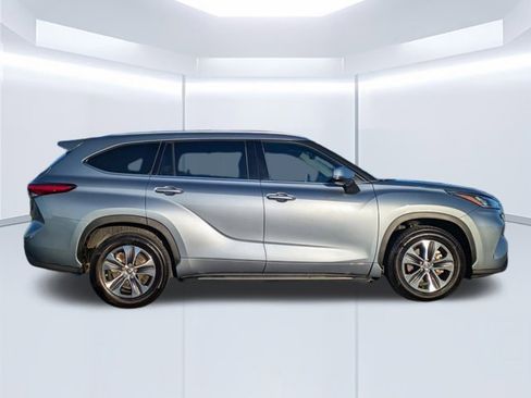 Used 2020 Toyota Highlander XLE image 2