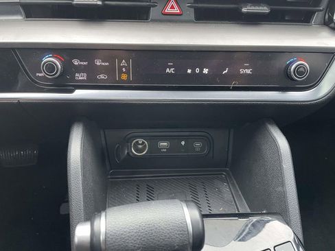 Used 2025 Kia Sportage EX w/ Premium Package image 40