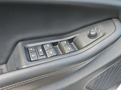 Used 2024 Jeep Grand Cherokee Laredo image 16