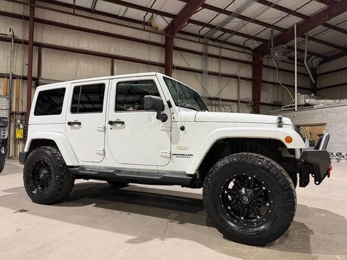 Used 2014 Jeep Wrangler Unlimited Sahara w/ Connectivity Group AWD/4WD image 3