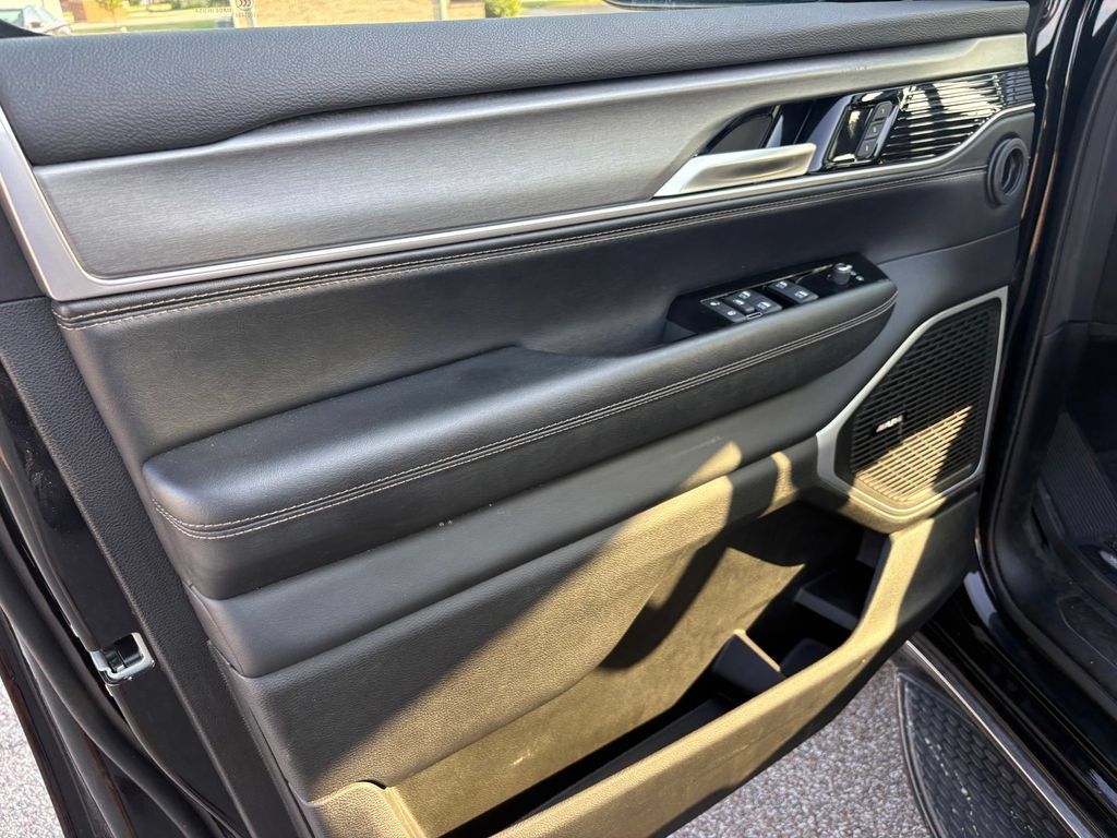 Used 2025 Jeep Wagoneer 4WD w/ Premium Group I image 10