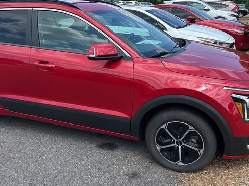 Certified 2025 Kia Niro EX FWD image 4