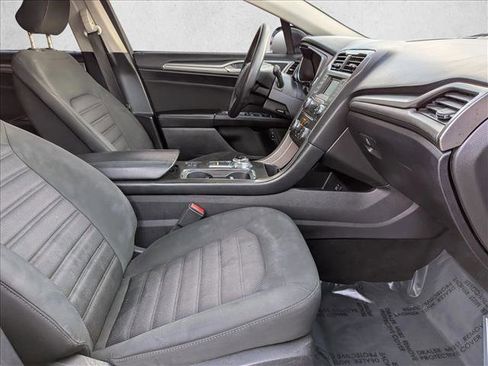 Used 2018 Ford Fusion SE image 18