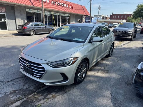 Used 2017 Hyundai Elantra SE FWD image 3